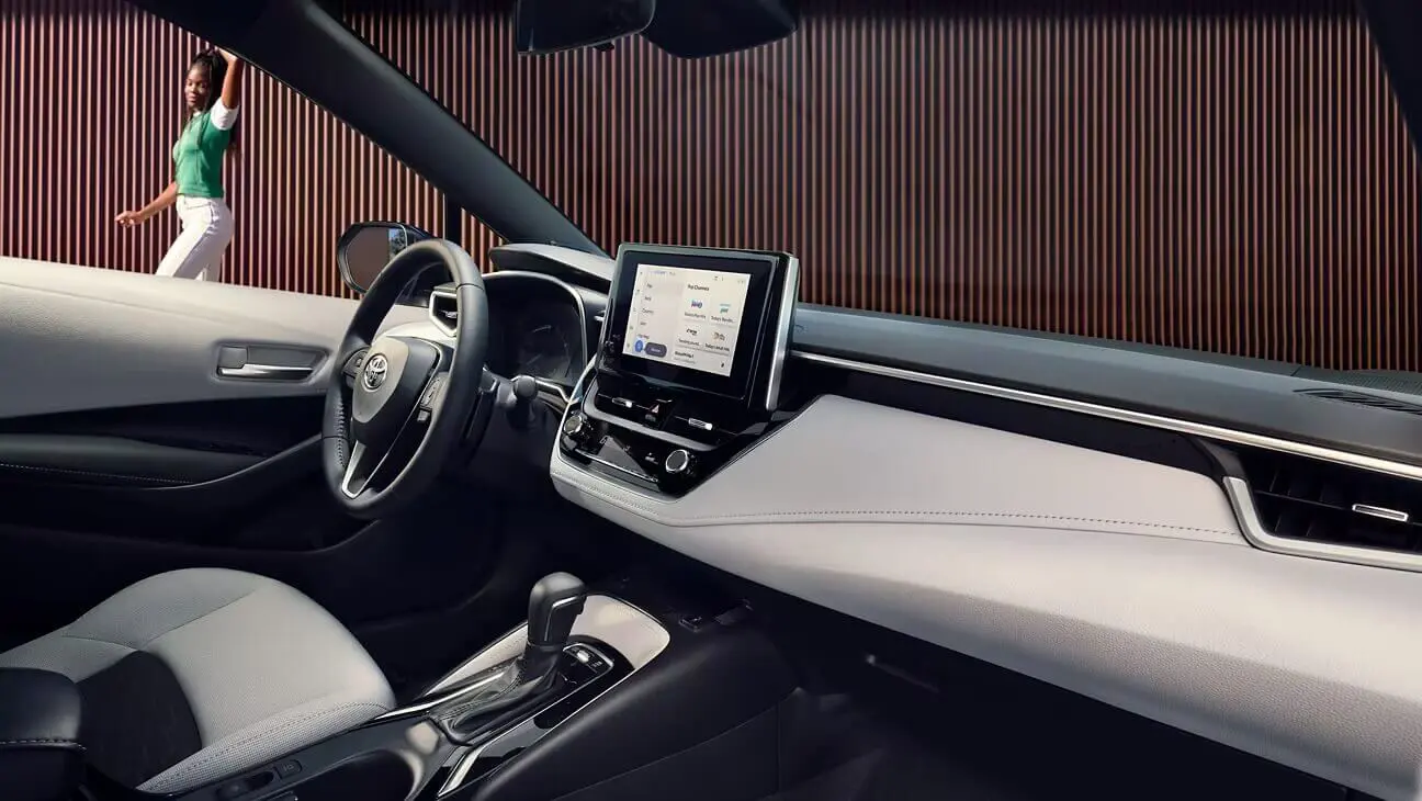 Piano-Black Accents and Stitching on Soft-Touch Interior and Doors